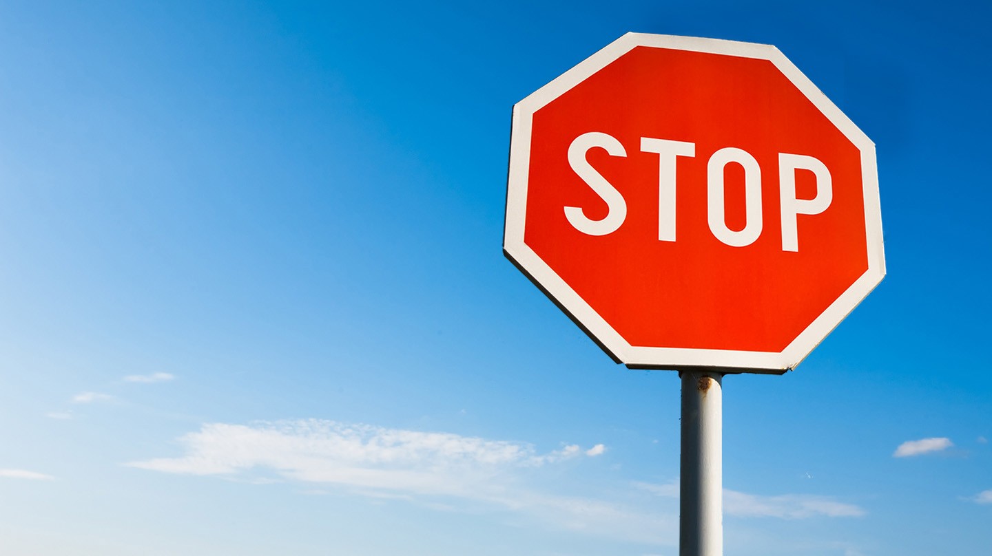 Stoppschild vor blauem Himmel. Stoppschild vor blauem Himmel.